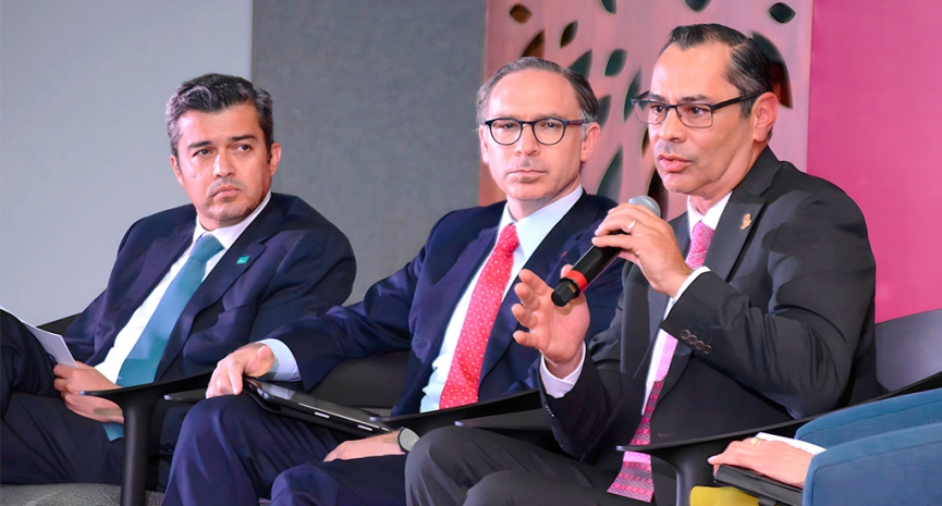 Autoridades del Colegio, CINIF y KPMG presentes en foro de la UP