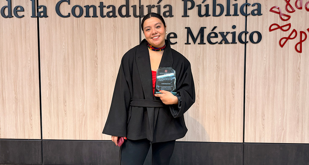 Carol Rodríguez, estudiante de la UNAM, recibe distinción del Colegio