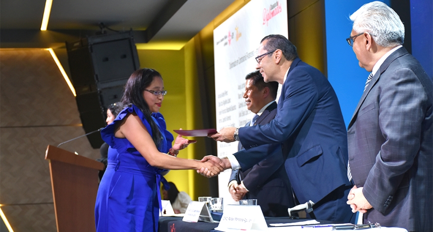 Cierre exitoso de diplomados en el Colegio