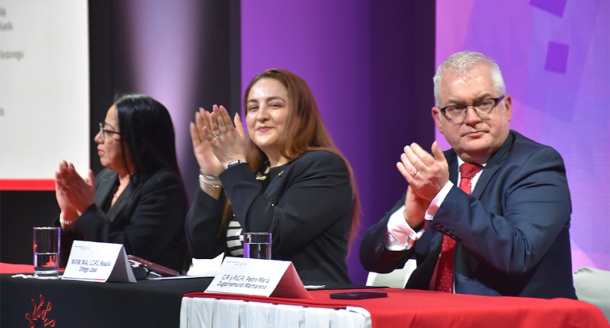 Clausura de diplomados destaca compromiso con la formación continua
