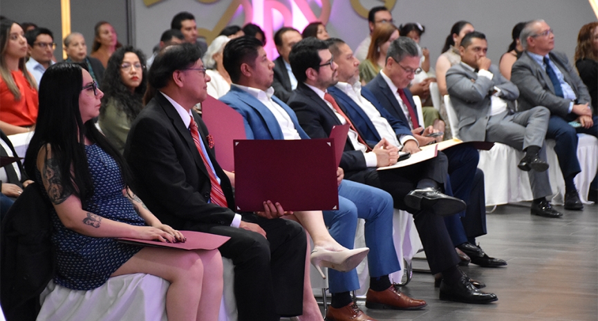 Clausura de diplomados destaca compromiso con la formación continua