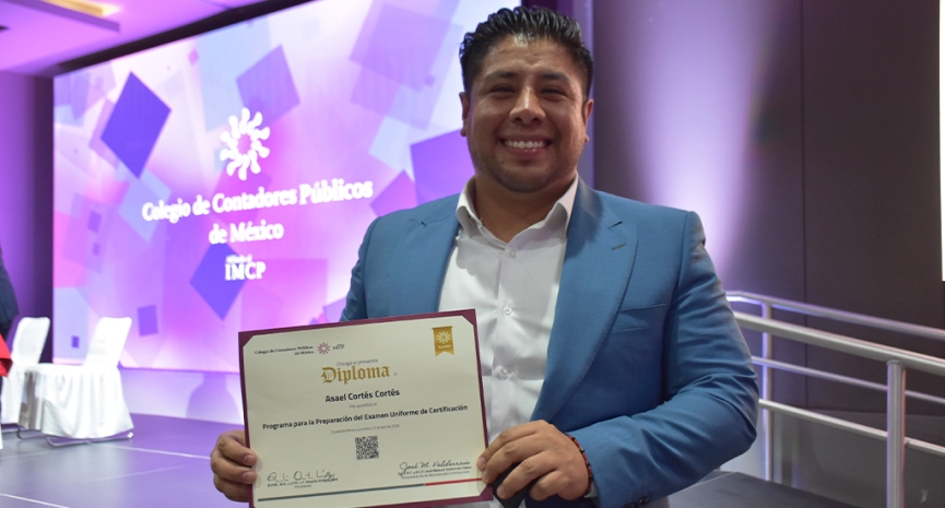 Clausura de diplomados destaca compromiso con la formación continua