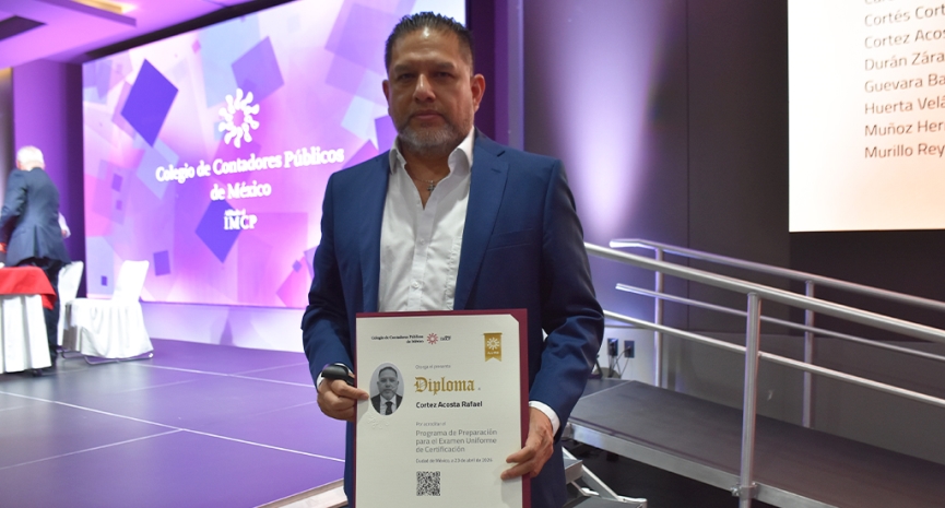 Clausura de diplomados destaca compromiso con la formación continua