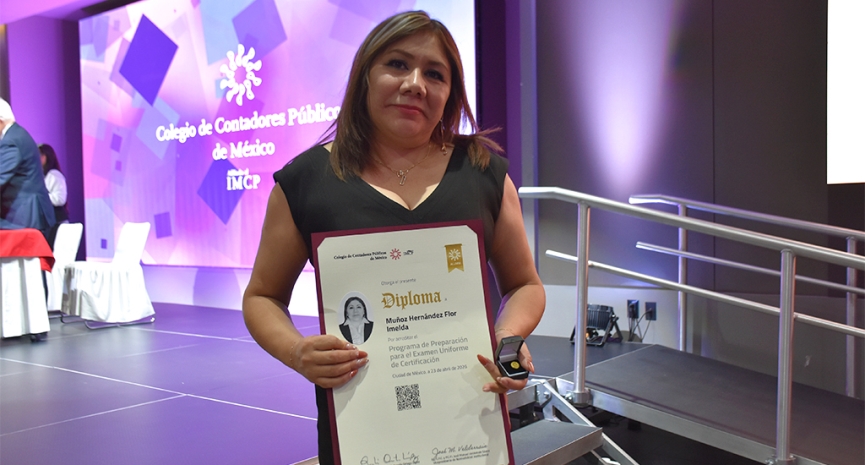 Clausura de diplomados destaca compromiso con la formación continua