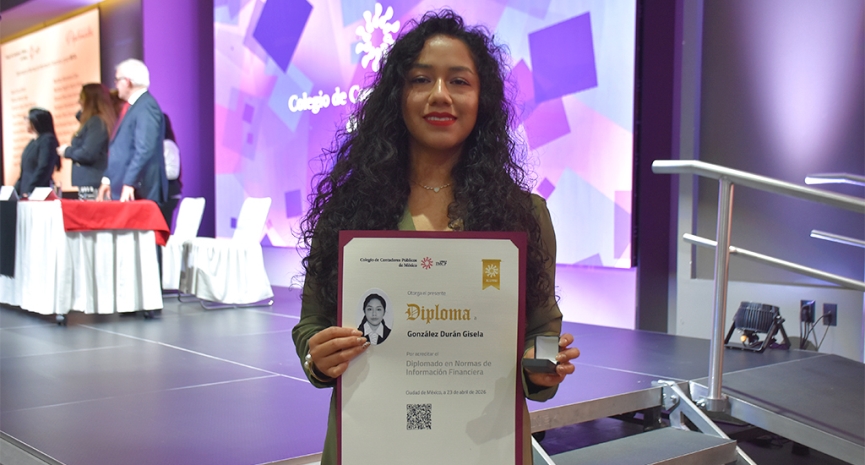 Clausura de diplomados destaca compromiso con la formación continua