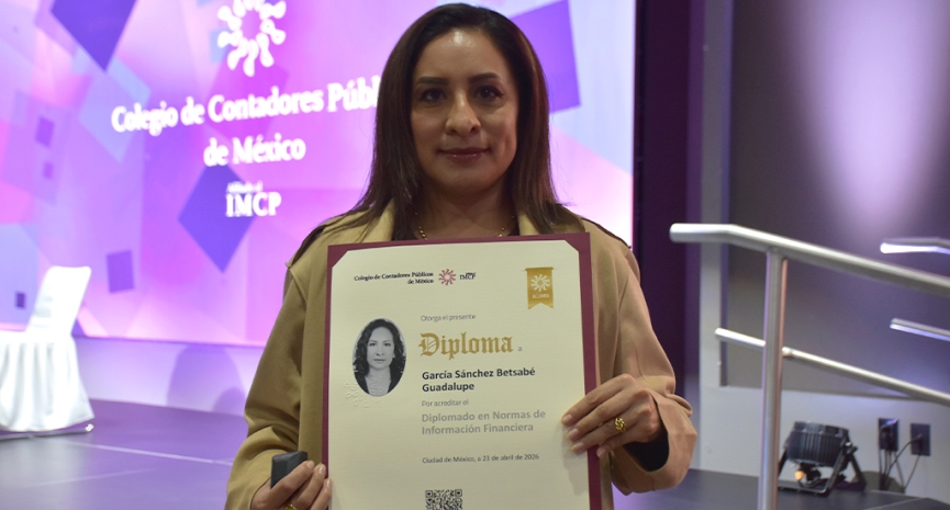 Clausura de diplomados destaca compromiso con la formación continua