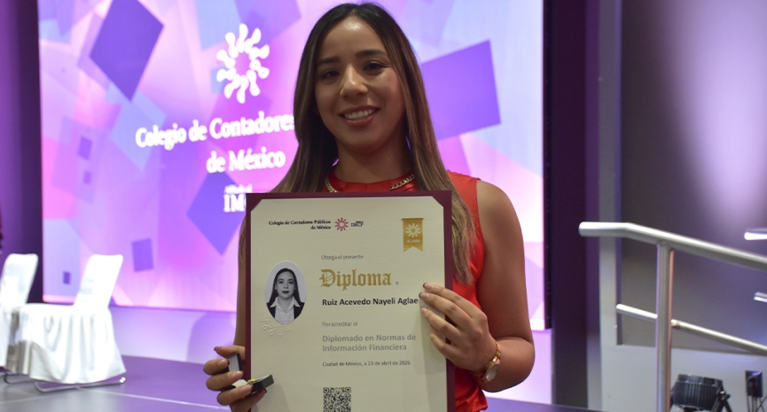 Clausura de diplomados destaca compromiso con la formación continua