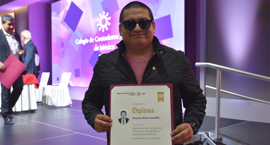 Clausura de diplomados destaca compromiso con la formación continua