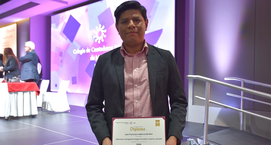 Clausura de diplomados destaca compromiso con la formación continua