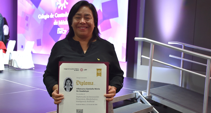 Clausura de diplomados destaca compromiso con la formación continua