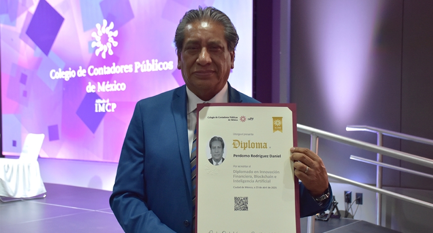 Clausura de diplomados destaca compromiso con la formación continua