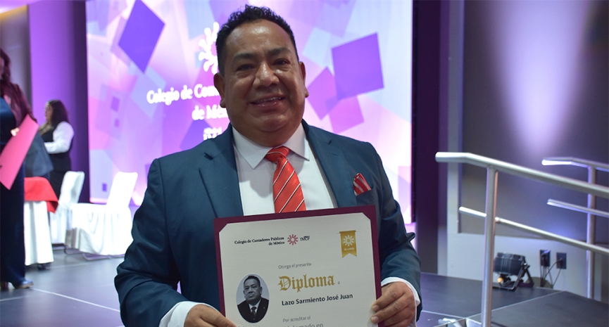 Clausura de diplomados destaca compromiso con la formación continua