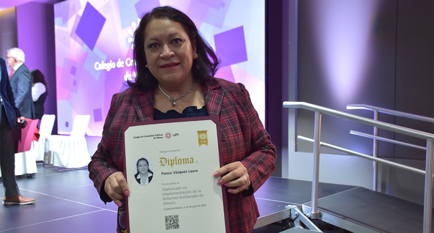 Clausura de diplomados destaca compromiso con la formación continua
