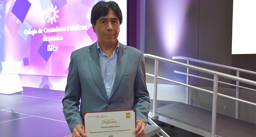 Clausura de diplomados destaca compromiso con la formación continua