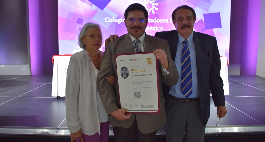 Clausura de diplomados destaca compromiso con la formación continua