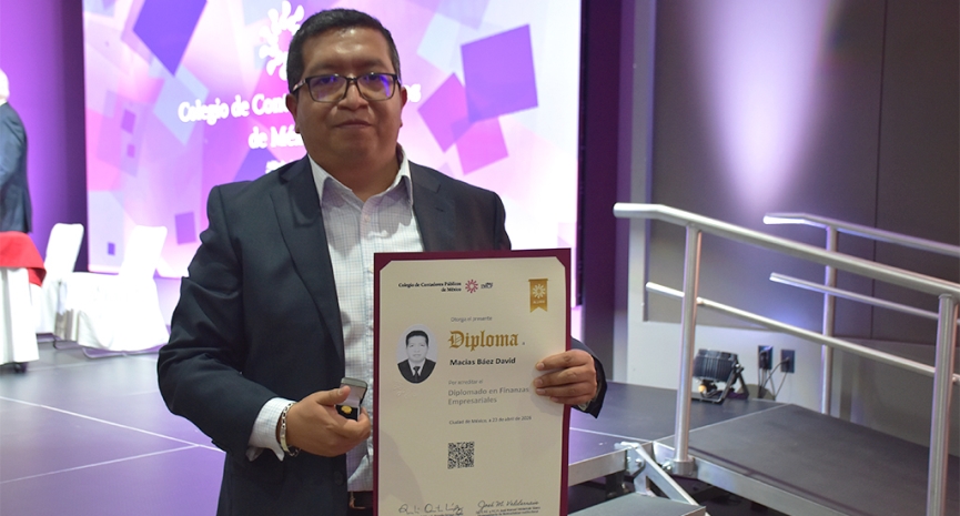 Clausura de diplomados destaca compromiso con la formación continua