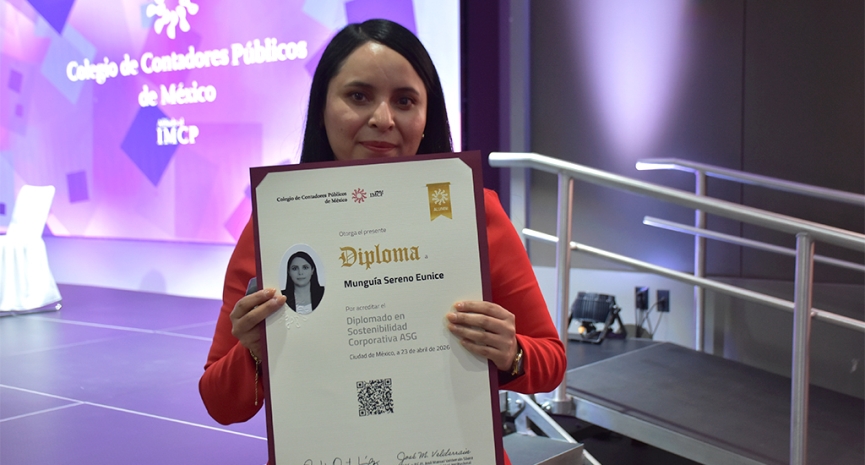 Clausura de diplomados destaca compromiso con la formación continua