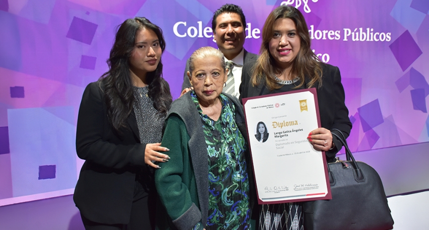 Clausura de diplomados destaca compromiso con la formación continua
