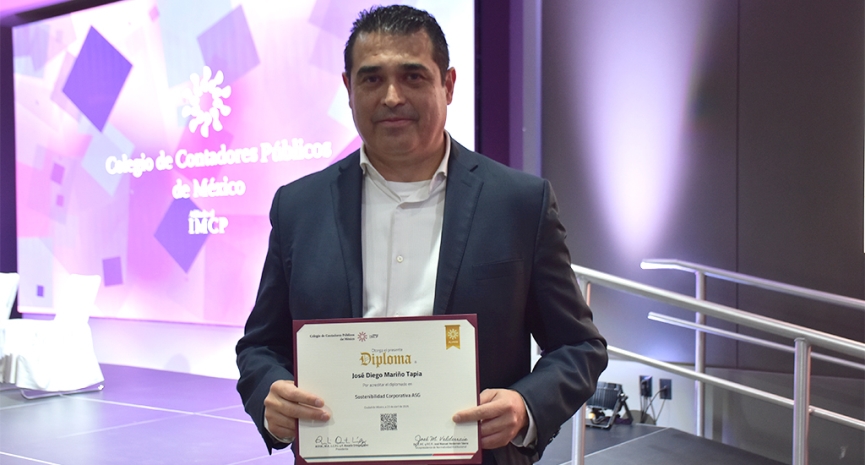 Clausura de diplomados destaca compromiso con la formación continua