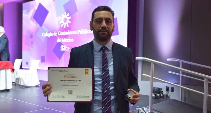 Clausura de diplomados destaca compromiso con la formación continua