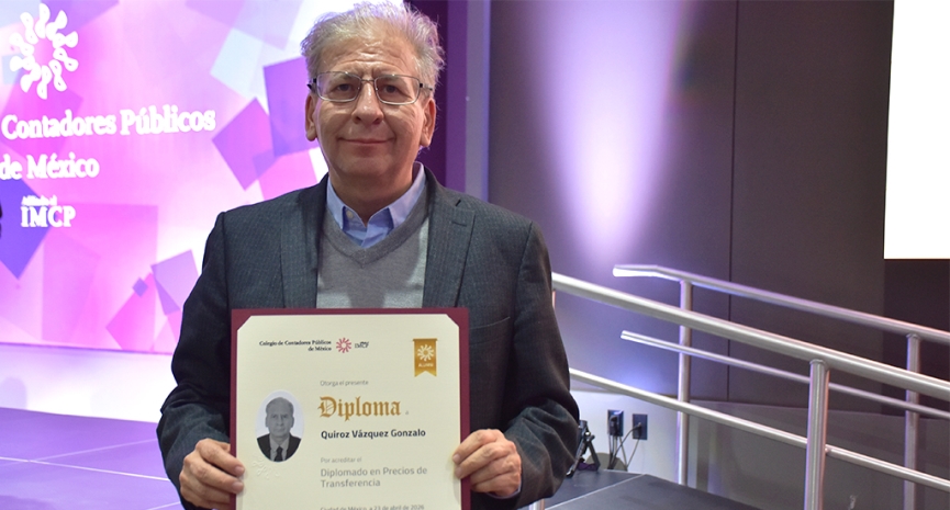 Clausura de diplomados destaca compromiso con la formación continua
