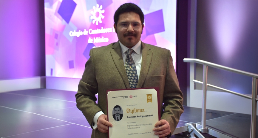 Clausura de diplomados destaca compromiso con la formación continua