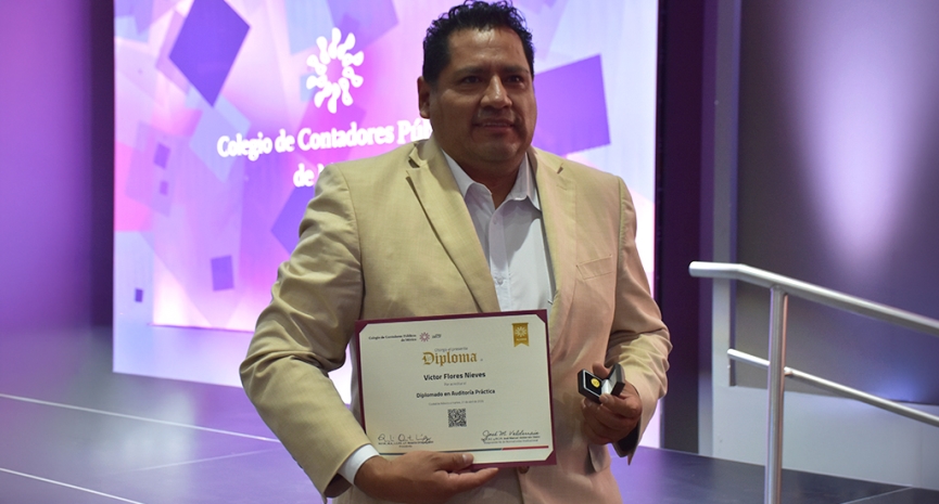 Clausura de diplomados destaca compromiso con la formación continua