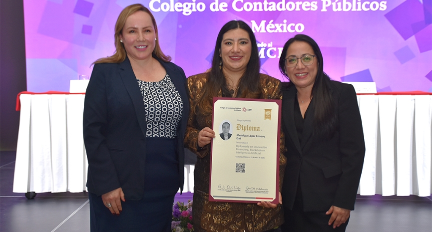 Clausura de diplomados destaca compromiso con la formación continua