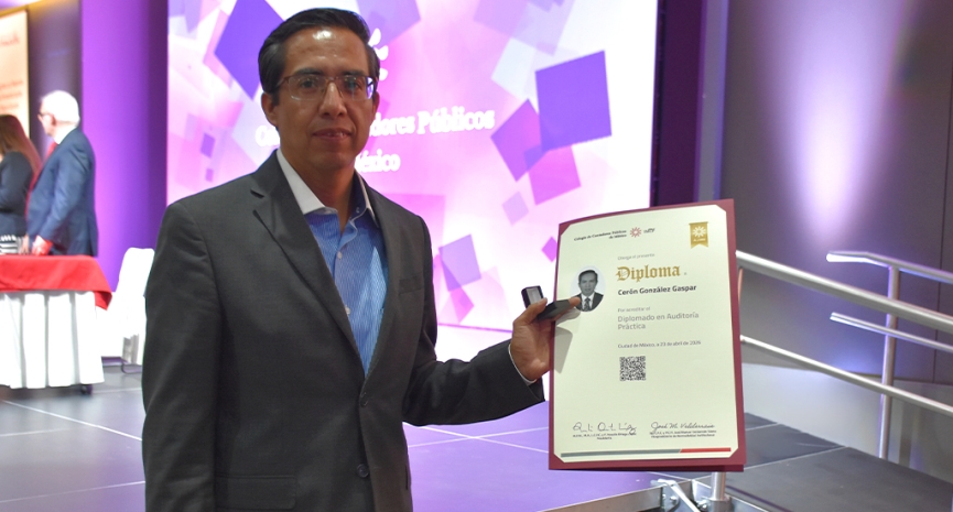 Clausura de diplomados destaca compromiso con la formación continua