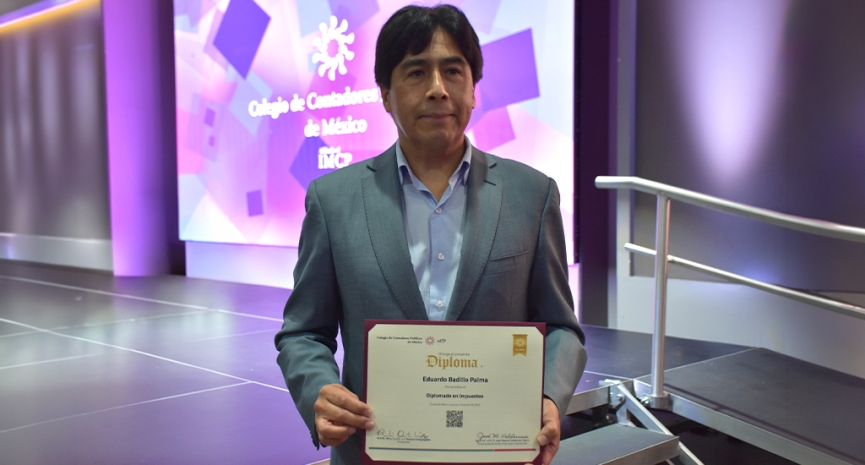 Clausura de diplomados destaca compromiso con la formación continua