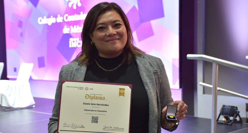 Clausura de diplomados destaca compromiso con la formación continua