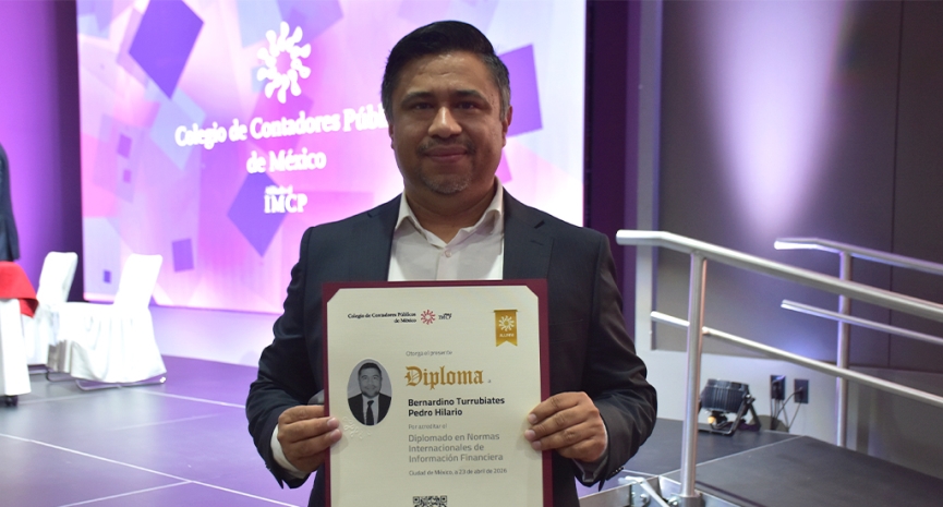 Clausura de diplomados destaca compromiso con la formación continua