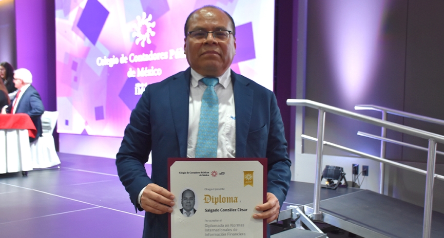 Clausura de diplomados destaca compromiso con la formación continua