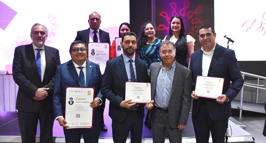 Clausura de diplomados destaca compromiso con la formación continua