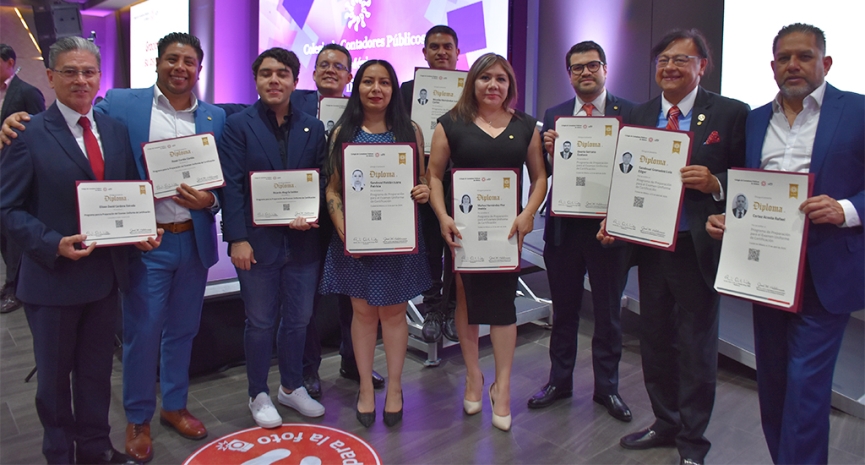 Clausura de diplomados destaca compromiso con la formación continua