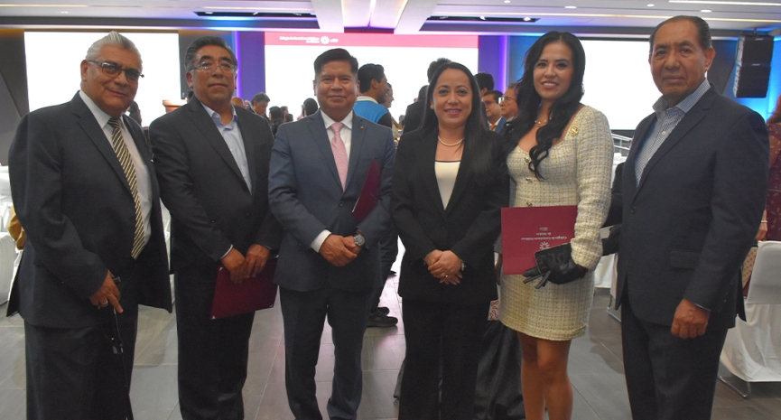 Colegio celebra a egresados en clausura de diplomados 2025