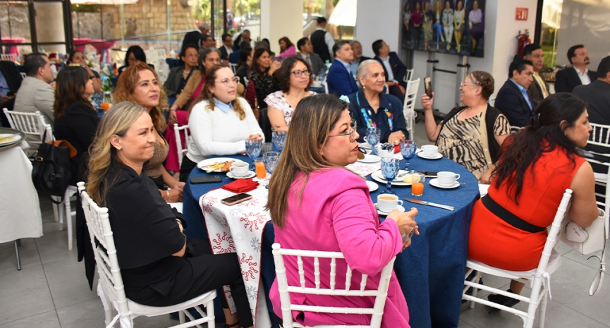 Colegio reconoce a sus docentes con una celebración por el Día del Maestro