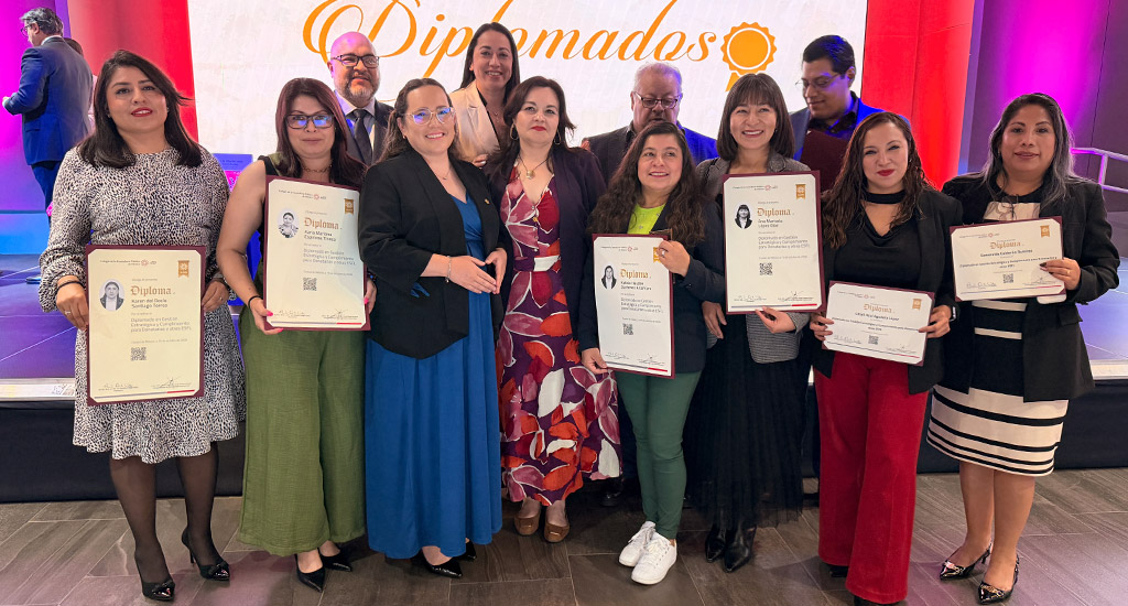 Colegio reconoce la dedicación de sus egresados de diplomados