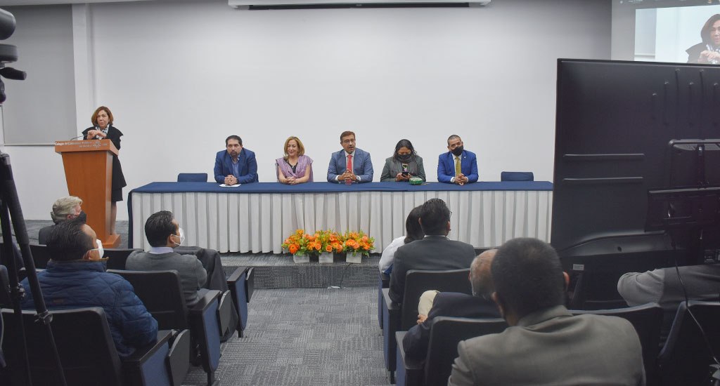 Compromiso académico en clausura de diplomados 2