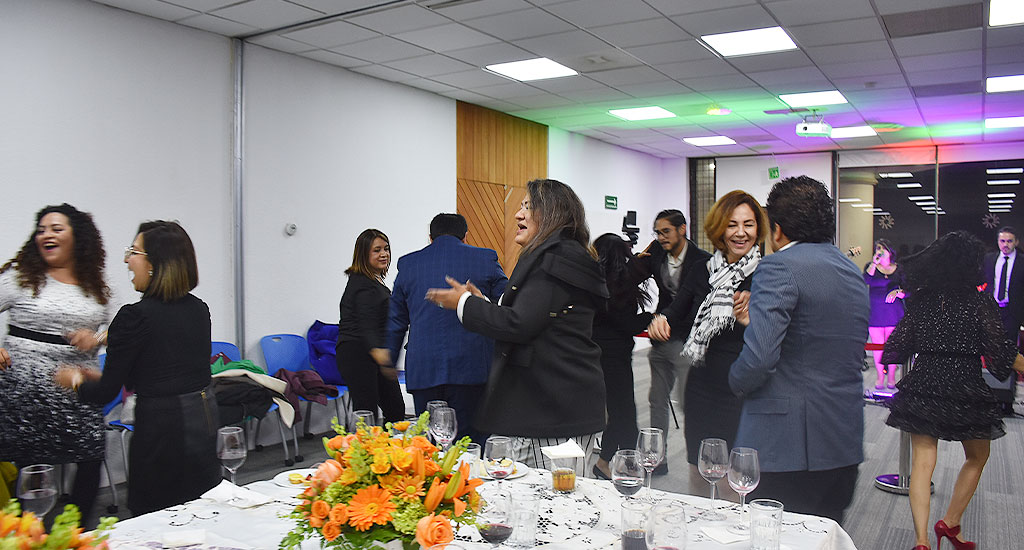 Compromiso académico en clausura de diplomados 25