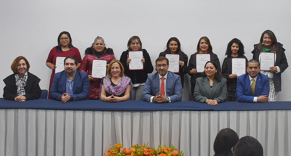 Compromiso académico en clausura de diplomados 8