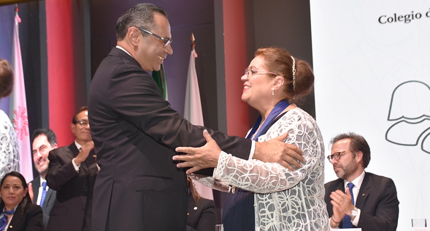 Presea Rafael Mancera Ortiz distingue a Yolanda Ramírez por su trayectoria ejemplar