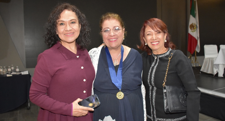 Presea Rafael Mancera Ortiz distingue a Yolanda Ramírez por su trayectoria ejemplar