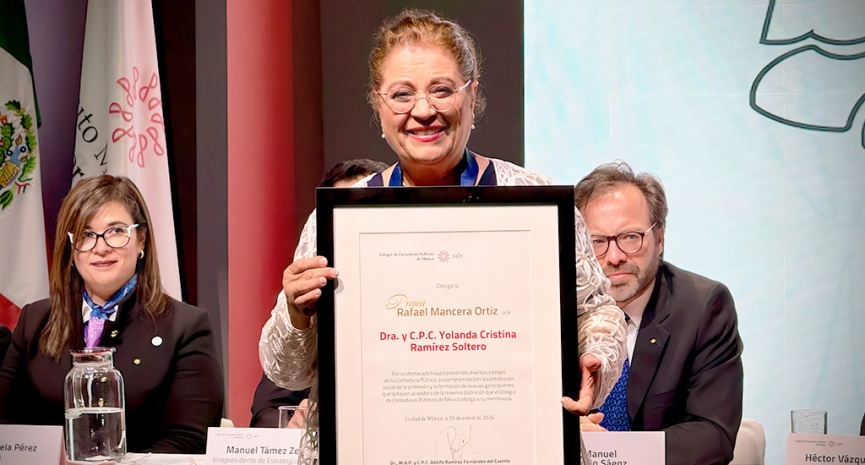 Presea Rafael Mancera Ortiz distingue a Yolanda Ramírez por su trayectoria ejemplar