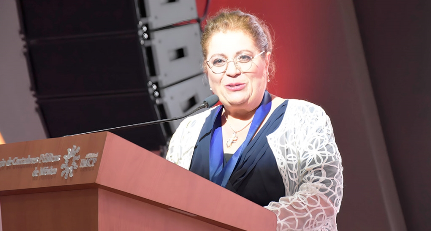 Presea Rafael Mancera Ortiz distingue a Yolanda Ramírez por su trayectoria ejemplar