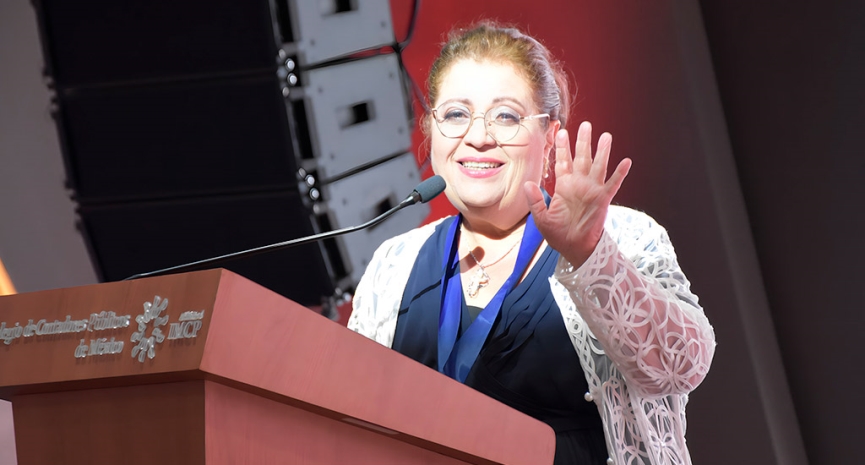 Presea Rafael Mancera Ortiz distingue a Yolanda Ramírez por su trayectoria ejemplar