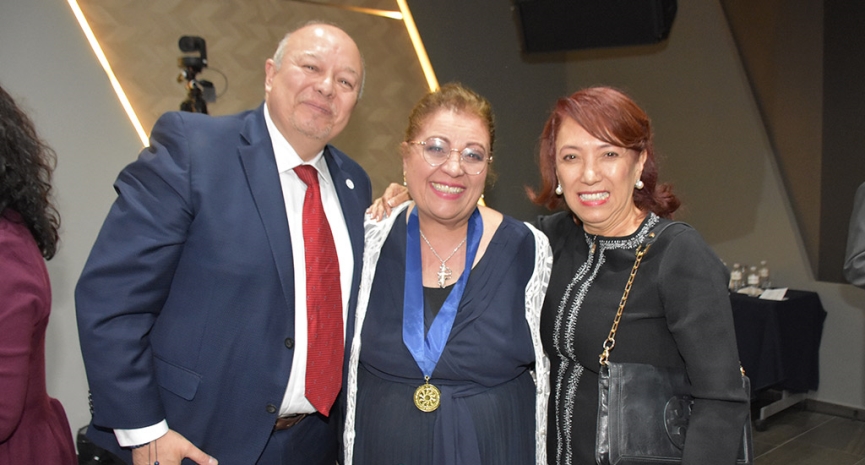 Presea Rafael Mancera Ortiz distingue a Yolanda Ramírez por su trayectoria ejemplar