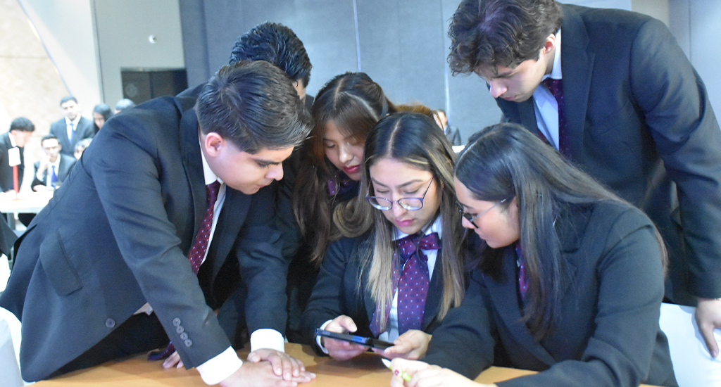 Universitarios compiten en el Maratón del conocimiento de Auditoría