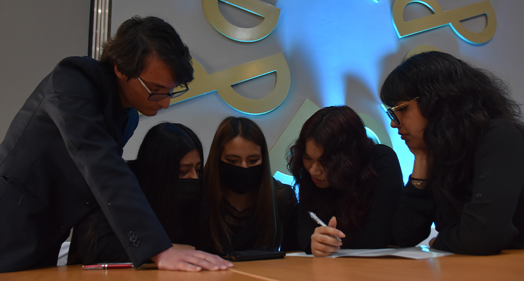 Universitarios compiten en el Maratón del conocimiento de Auditoría