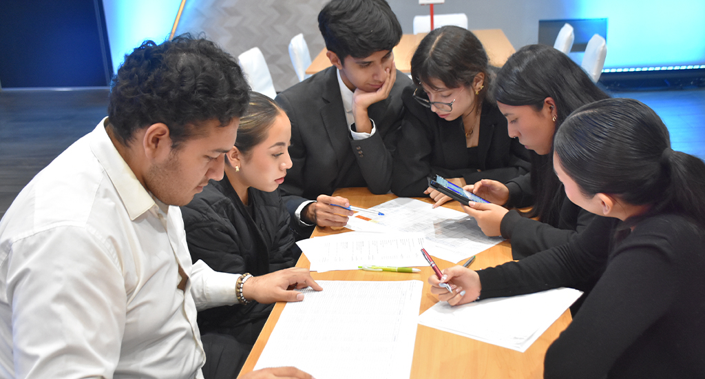 Universitarios compiten en el Maratón del conocimiento de Auditoría